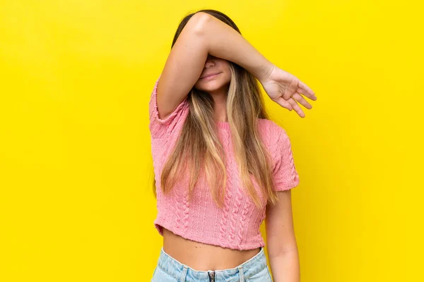 Jonge Blanke Vrouw Geïsoleerd Gele Achtergrond Bedekken Ogen Door Handen — Stockfoto