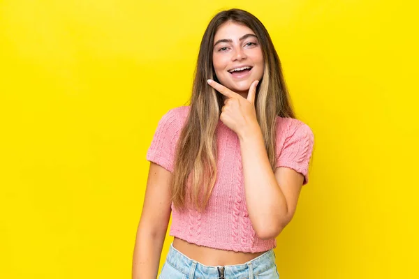 Jonge Blanke Vrouw Geïsoleerd Gele Achtergrond Gelukkig Glimlachend — Stockfoto