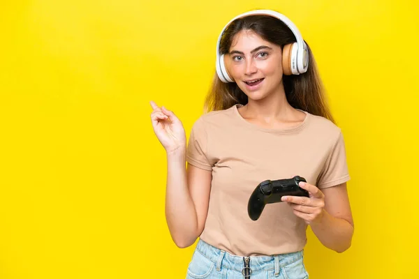 Jonge Blanke Vrouw Spelen Met Een Video Game Controller Geïsoleerd — Stockfoto