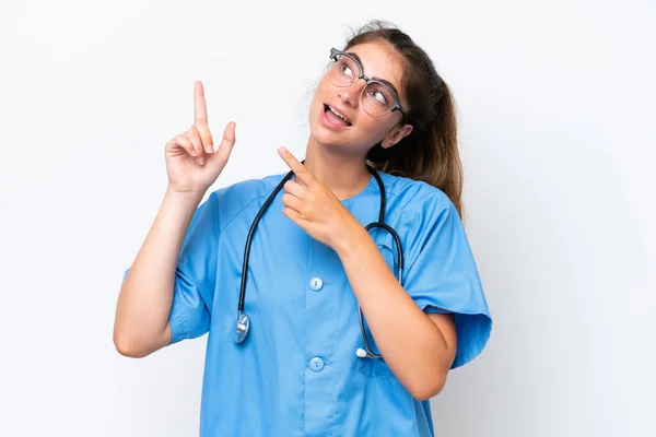 Молода Медсестра Лікарка Ізольована Білому Тлі Вказуючи Індексний Палець Чудова — стокове фото
