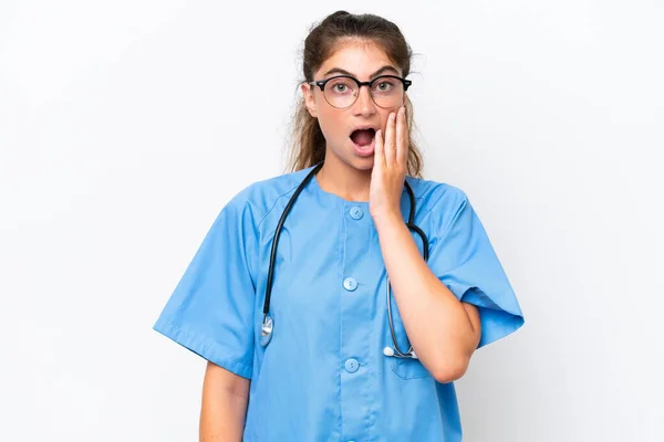 驚きと衝撃的な表情で白地に隔離された若い看護師の医師の女性 — ストック写真