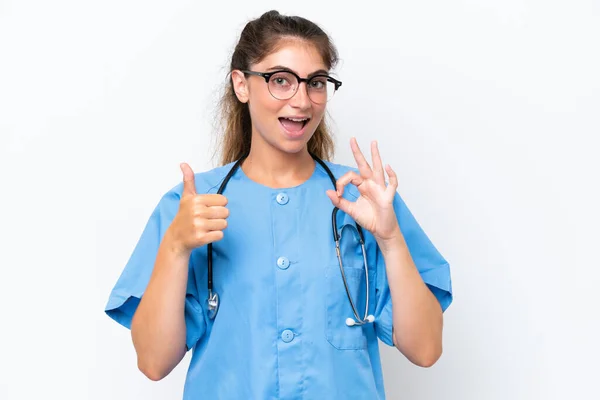 Молода Медсестра Лікарка Ізольована Білому Тлі Показуючи Знак Великий Палець — стокове фото