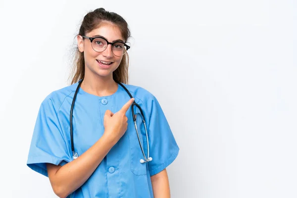 Молода Медсестра Лікарка Ізольована Білому Тлі Вказуючи Бік Щоб Представити — стокове фото