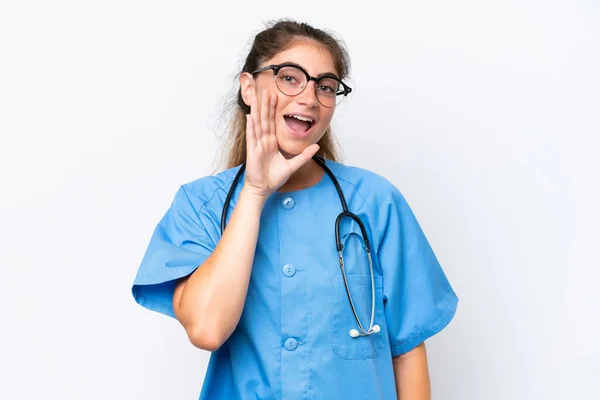 Молода Медсестра Лікарка Ізольована Білому Тлі Кричить Відкритим Ротом — стокове фото