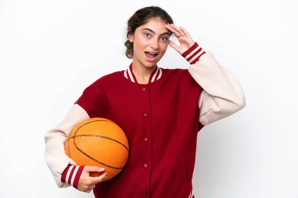 Genç Basketbolcu Kadın Sürpriz Bir Ifadeyle Beyaz Arka Planda Izole — Stok fotoğraf