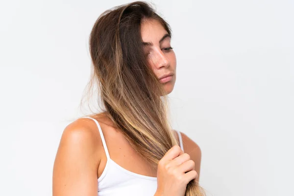 Young Pretty Caucasian Woman Isolated White Background Touching Her Hair — Foto Stock