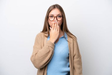 Genç Litvanyalı bir kadın beyaz arka planda izole edilmiş, ağzı elle kapatılmış.