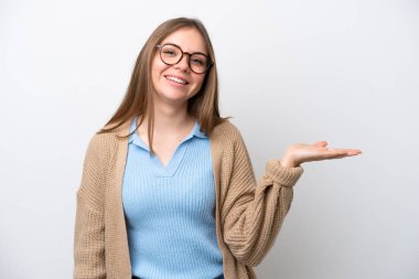 Genç Litvanyalı bir kadın, beyaz arka planda izole edilmiş bir şekilde, bir ilan vermek için avucunda hayali bir fotokopi makinesi tutuyor.