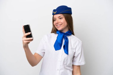 Litvanyalı uçak hostesi beyaz arka planda izole edilmiş bir şekilde selfie çekiyor.