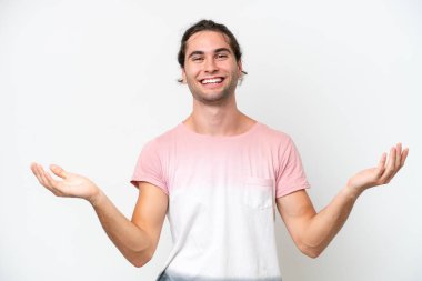 Beyaz arka planda izole edilmiş beyaz yüzlü yakışıklı bir adam.