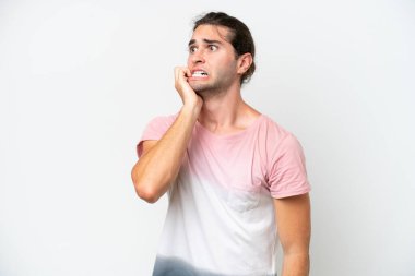 Beyaz arka plandaki beyaz tenli yakışıklı adam biraz gergin.