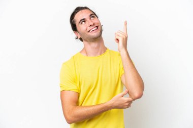 Beyaz arka planda izole edilmiş beyaz yakışıklı bir adam harika bir fikre işaret ediyor.