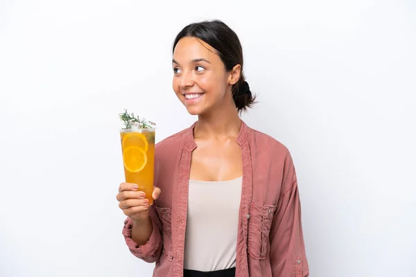Ung Latinamerikansk Kvinna Håller Cocktail Isolerad Vit Bakgrund Ser Sida — Stockfoto