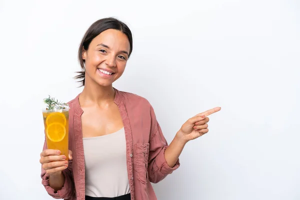 Ung Latinamerikansk Kvinna Håller Cocktail Isolerad Vit Bakgrund Pekar Finger — Stockfoto