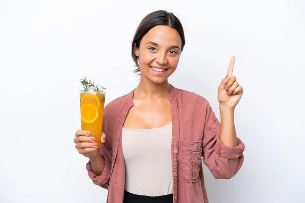 Ung Latinamerikansk Kvinna Håller Cocktail Isolerad Vit Bakgrund Pekar Upp — Stockfoto