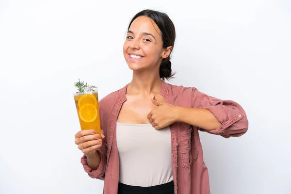 Ung Latinamerikansk Kvinna Håller Cocktail Isolerad Vit Bakgrund Ger Tummen — Stockfoto