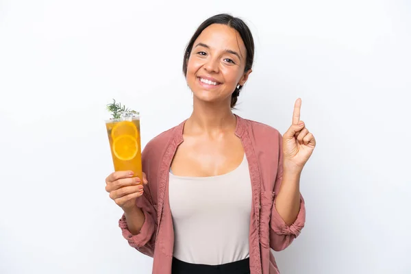 Ung Latinamerikansk Kvinna Håller Cocktail Isolerad Vit Bakgrund Visar Och — Stockfoto