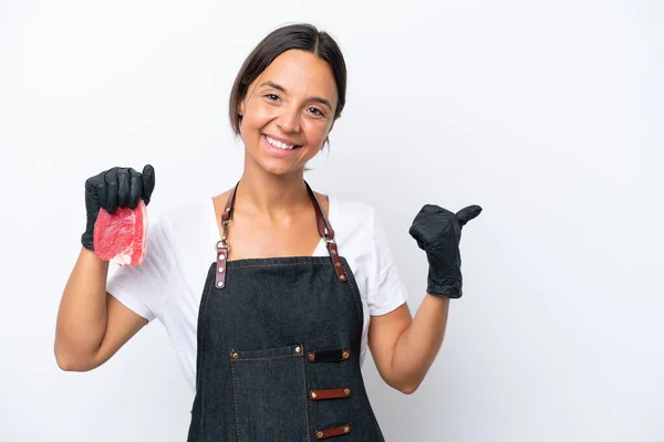 Metzger Hispanische Frau Trägt Eine Schürze Und Serviert Frisches Fleisch — Stockfoto