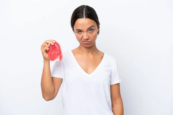 Junge Hispanische Frau Hält Ein Stück Fleisch Isoliert Auf Weißem — Stockfoto