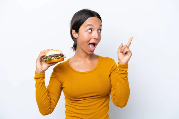 Młoda Latynoska Kobieta Trzymająca Hamburgera Białym Tle Zamiarem Zrealizowania Rozwiązania — Zdjęcie stockowe
