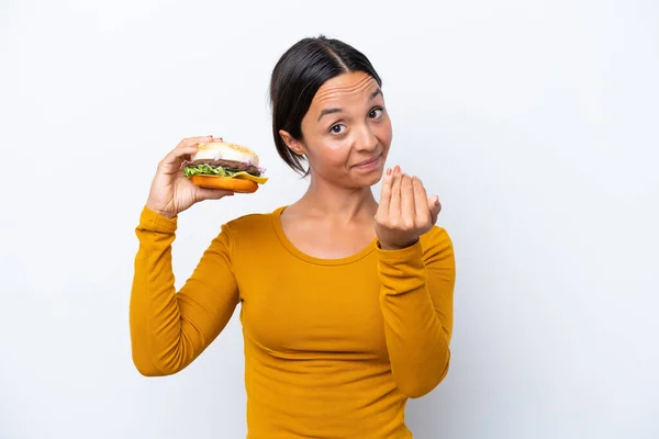 Młoda Latynoska Kobieta Trzymająca Hamburgera Białym Tle Zapraszając Ręki Cieszę — Zdjęcie stockowe