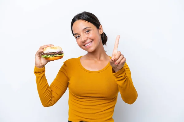 Tineri Hispanici Femeie Holding Burger Izolat Fundal Alb Arată Ridicarea — Fotografie, imagine de stoc