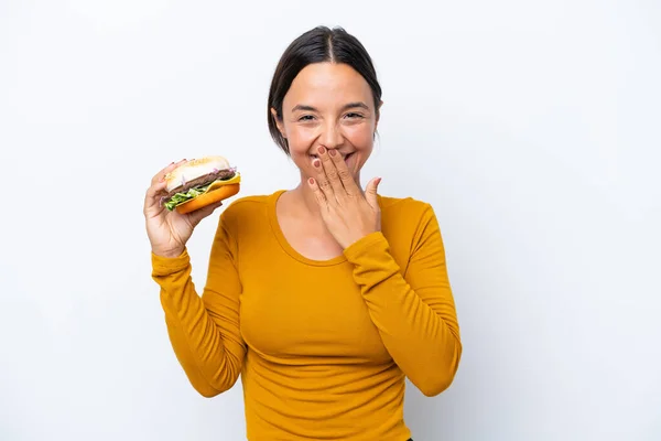 Młoda Latynoska Kobieta Trzyma Hamburgera Białym Tle Szczęśliwa Uśmiechnięta Pokrywająca — Zdjęcie stockowe