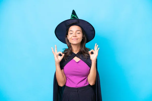 Mujer Hispana Joven Vestida Como Bruja Sobre Fondo Aislado Pose —  Fotos de Stock