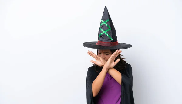 Mulher Hispânica Jovem Vestida Como Bruxa Sobre Fundo Isolado Nervoso — Fotografia de Stock