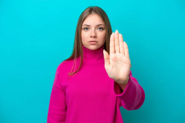 Νεαρή Λιθουανή Γυναίκα Απομονωμένη Μπλε Φόντο Κάνοντας Χειρονομία Στοπ — Φωτογραφία Αρχείου
