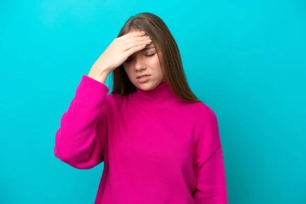 Junge Litauerin Isoliert Auf Blauem Hintergrund Mit Kopfschmerzen — Stockfoto
