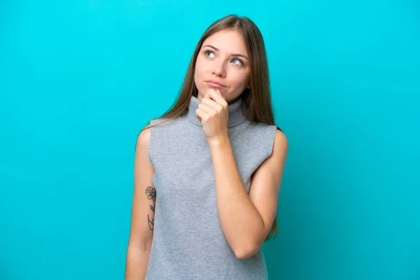 Ung Litauisk Kvinna Isolerad Blå Bakgrund Och Tittar Upp — Stockfoto