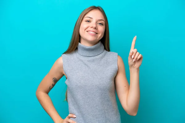 Genç Litvanyalı Bir Kadın Mavi Arka Planda Izole Edilmiş Parmağını — Stok fotoğraf