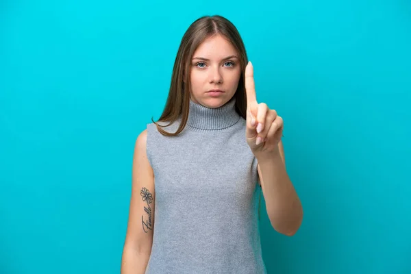 Tânăra Femeie Lituaniană Izolată Fundal Albastru Numărând Una Expresie Serioasă — Fotografie, imagine de stoc