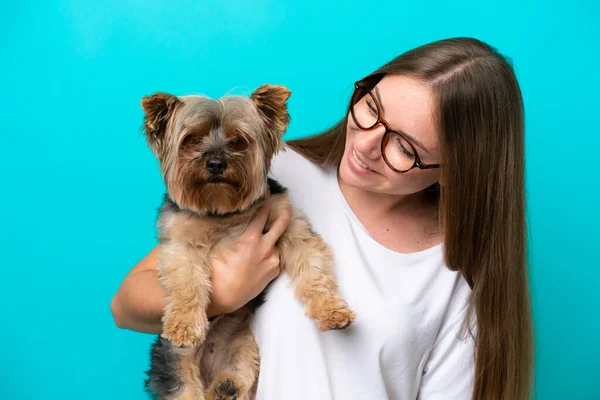 Молодая Литовская Женщина Держит Собаку Голубом Фоне — стоковое фото