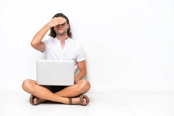 Jonge Knappe Man Met Een Laptop Vloer Geïsoleerd Een Witte — Stockfoto
