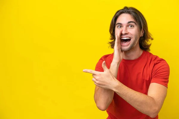 Hombre Guapo Caucásico Aislado Sobre Fondo Amarillo Apuntando Hacia Lado —  Fotos de Stock