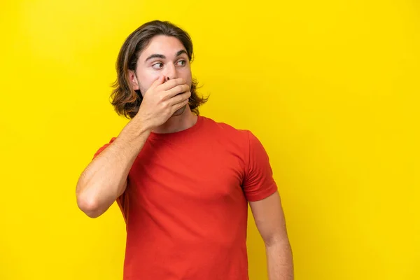 Caucásico Guapo Hombre Aislado Amarillo Fondo Haciendo Gesto Sorpresa Mientras — Foto de Stock