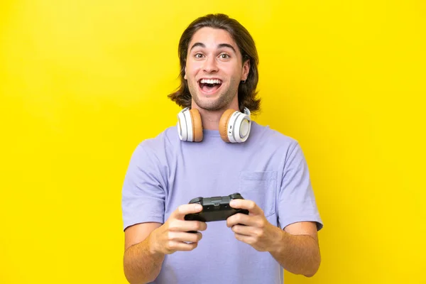 Junge Gutaussehende Kaukasische Mann Spielt Mit Einem Videospiel Controller Über — Stockfoto