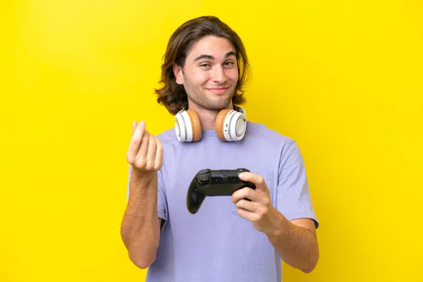 Sarı Arka Planda Izole Edilmiş Bir Bilgisayar Oyunu Kontrolörüyle Oynayan — Stok fotoğraf