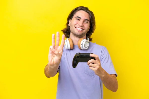 Молодой Красивый Белый Мужчина Играет Контроллером Видеоигры Изолированы Желтом Фоне — стоковое фото