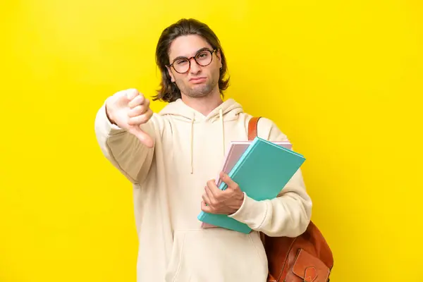 Mladý Student Pohledný Muž Izolované Žlutém Pozadí Ukazující Palec Dolů — Stock fotografie