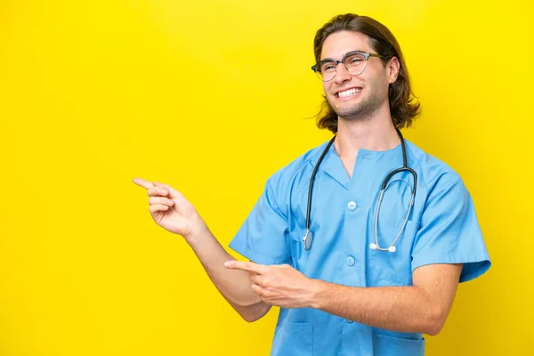 Sarı Arka Planda Izole Edilmiş Genç Bir Cerrah Parmağını Yana — Stok fotoğraf