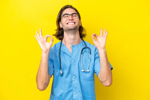 Joven Cirujano Caucásico Aislado Sobre Fondo Amarillo Pose Zen —  Fotos de Stock