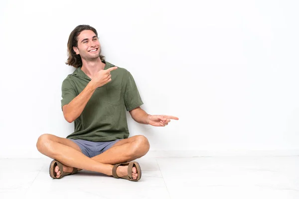 Junger Gutaussehender Mann Sitzt Isoliert Auf Dem Boden Auf Weißem — Stockfoto