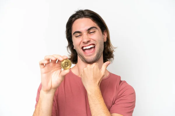 Junger Gutaussehender Mann Mit Bitcoin Auf Weißem Hintergrund Feiert Einen — Stockfoto