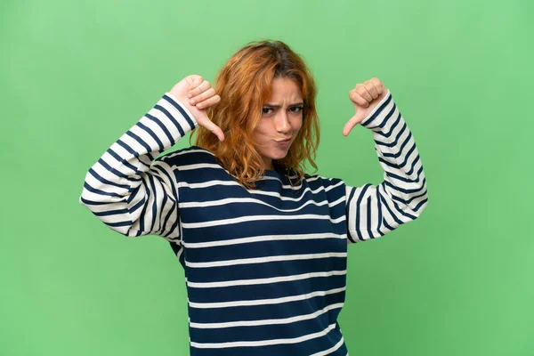 Mujer Joven Caucásica Aislada Pantalla Verde Croma Clave Fondo Orgulloso — Foto de Stock