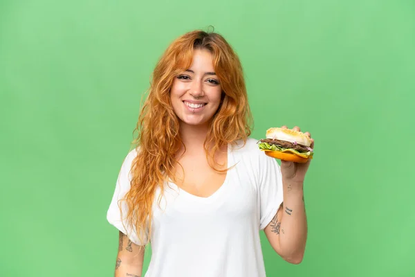 Joven Mujer Caucásica Sosteniendo Una Hamburguesa Aislada Pantalla Verde Croma — Foto de Stock
