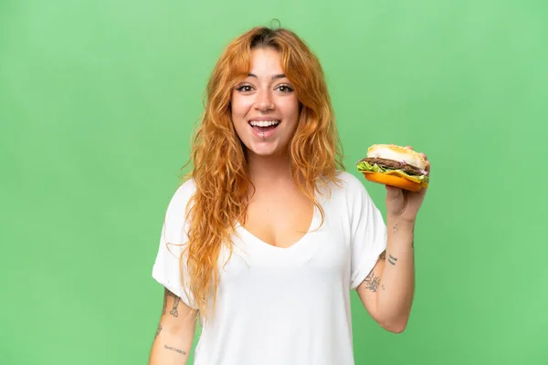 Giovane Donna Caucasica Possesso Hamburger Isolato Sfondo Chiave Croma Schermo — Foto Stock