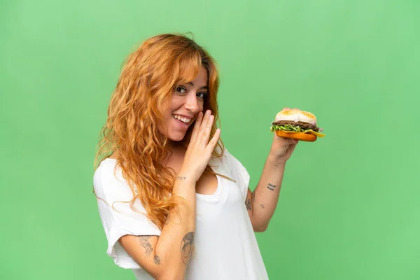 Joven Mujer Caucásica Sosteniendo Una Hamburguesa Aislada Pantalla Verde Croma — Foto de Stock